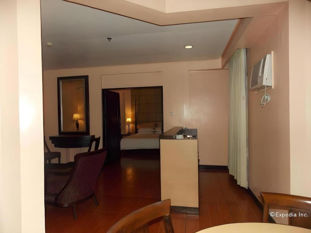 Planta Centro Bacolod Hotel&residencias Exterior foto