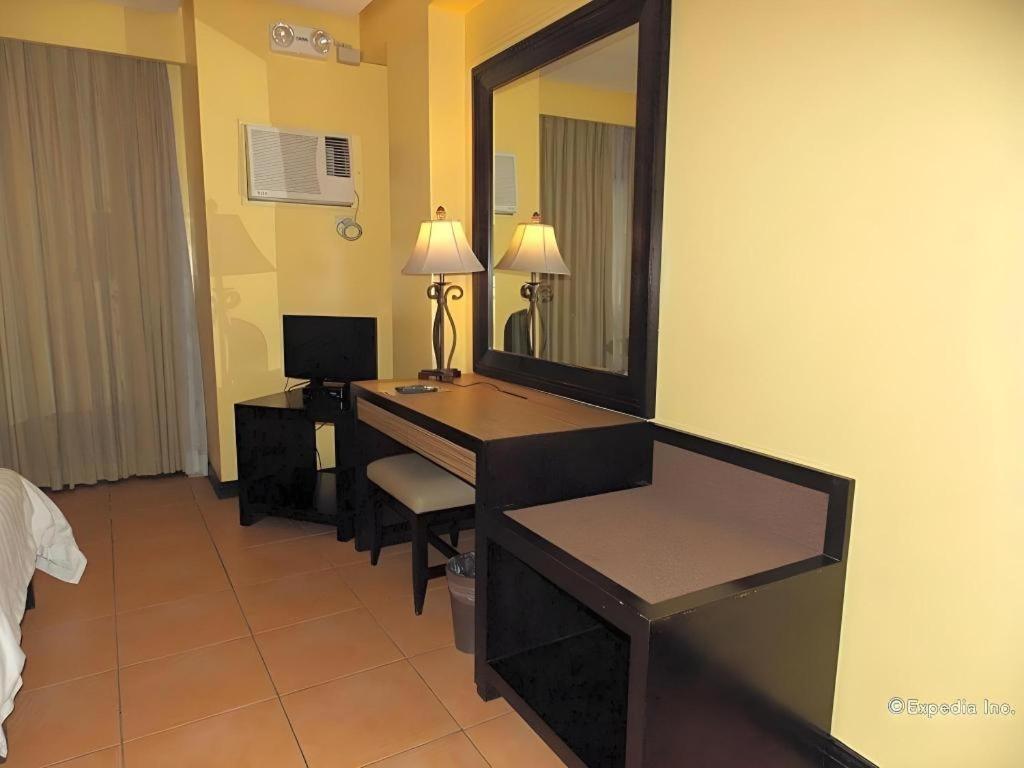 Planta Centro Bacolod Hotel&residencias Exterior foto